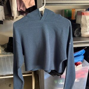 Alo small Cropped Hooded Pullover in Slate Blue